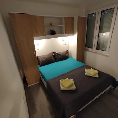 Ravnice Apartment *